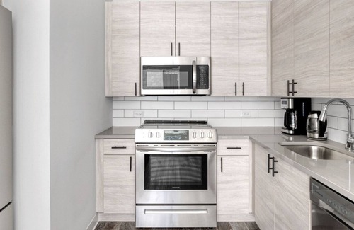 Edgewater Apartamento | Amazing Edgewater 1BR w/ Gym & Lounge, nr Red Line, by Blueground