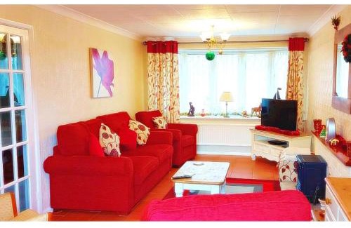 Chapel Saint Leonards Casa | Amazing Family Cottage Just mins to Beach & Attractions, 3 bed, Sleeps 5, Large Garden, Off Road Private Parking, Fab Free WiFi & Pets are Welcome too! The Perfect Family holiday Getaway!