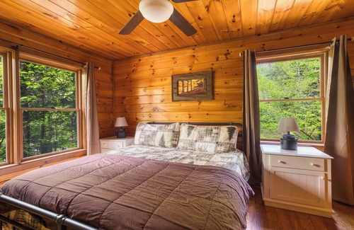 Cherry Log Cabina | Amazing Fun Location, Hot Tub, BBQ, Near Wineries, by Stream, Fiber Internet