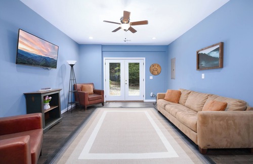 Cherry Log Cabina | Amazing Fun Location, Hot Tub, BBQ, Near Wineries, by Stream, Fiber Internet