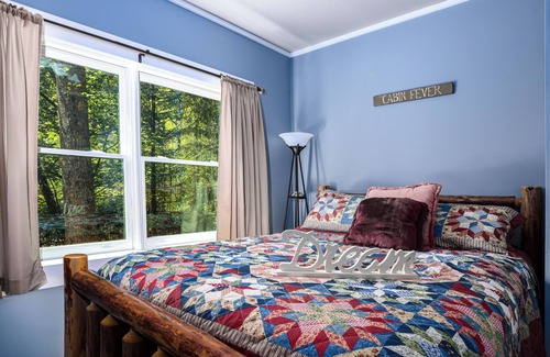 Cherry Log Cabina | Amazing Fun Location, Hot Tub, BBQ, Near Wineries, by Stream, Fiber Internet