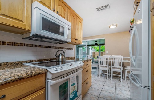 Englewood Casa | Amazing Gulf Beaches, Dearborn street min away. Heated Pool w/ Palm trees, Lanai