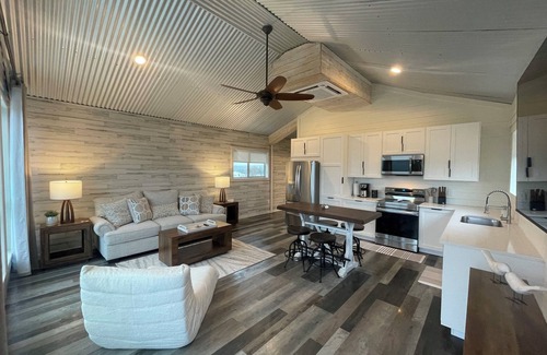 Dripping Springs Cabina | Amazing Hill Country Getaway with Breathtaking Views w/ Pool & Spa
