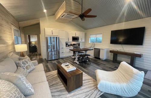 Dripping Springs Cabina | Amazing Hill Country Getaway with Breathtaking Views w/ Pool & Spa