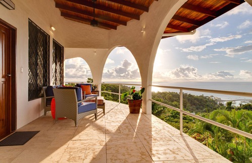 El Cerro Casa | NUEVA LISTA, Increíble casa en la ladera, recientemente renovada con piscina privada infinita