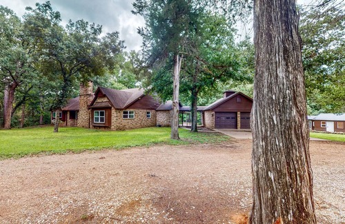 Bellville Casa | Amazing Home & Guest House on 14 Acres - Vineyards, Pond & Trails