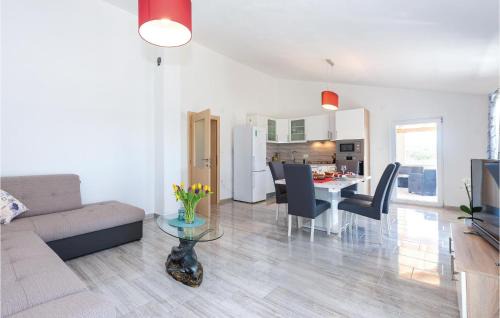 Gornje Danilo Casa | Amazing Home In Danilo