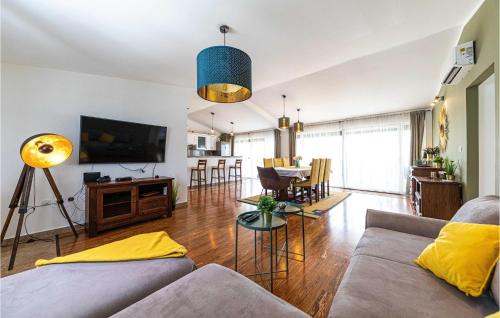Kastela Casa | Amazing Home In Kastel Luksic