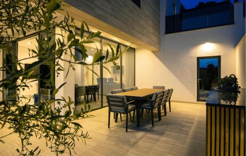 Komarna Casa | Amazing Home In Komarna