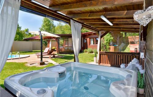 Sveti Juraj na Bregu Casa | Amazing Home In Lopatinec With Jacuzzi