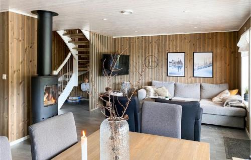 Eid Casa | Amazing Home In Nordfjordeid With Wifi
