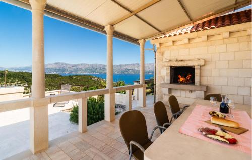 Pucisca Casa | Amazing Home In Pucisca With Lake View