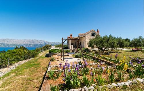 Pucisca Casa | Amazing Home In Pucisca With Lake View