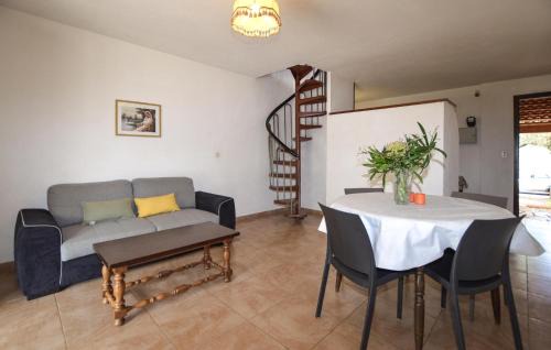 Querciolo Casa | Amazing Home In Querciolo With House A Mountain View