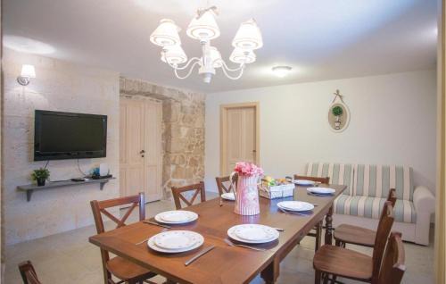 Zagvozd Casa | Amazing Home In Zagvozd With Jacuzzi