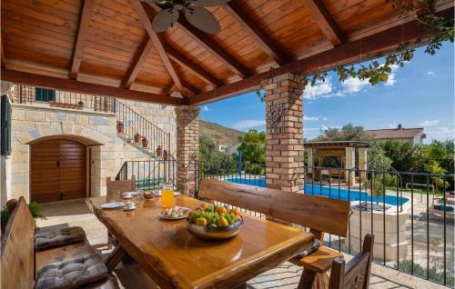 Zrnovnica Casa | Amazing Home In Zrnovnica