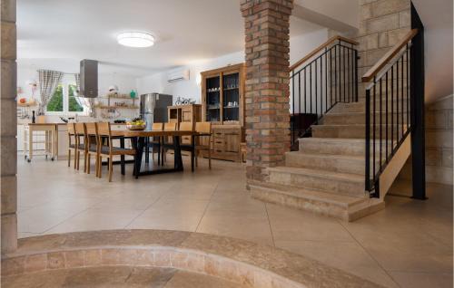Zrnovnica Casa | Amazing Home In Zrnovnica