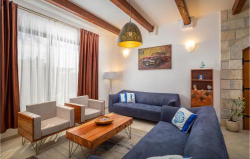 Zrnovnica Casa | Amazing Home In Zrnovnica