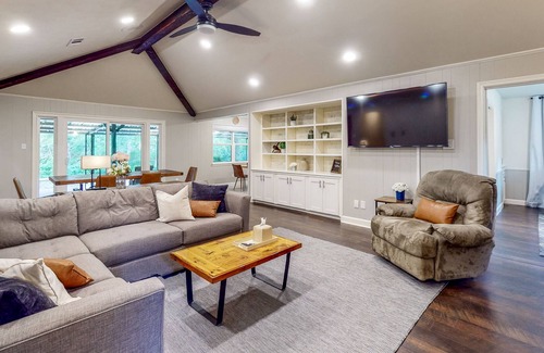 Bellville Casa | Amazing Home on 14 Acres - Vineyards, Pond & Trails - Newly Updated Kitchen