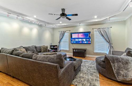 Terry Sanford Casa | Amazing Home w/Huge Pool, Game Tables, Movie room, and More!