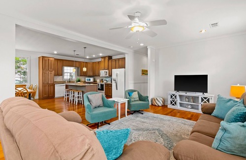Gulfview Heights Casa | Amazing home - walk to beach & eateries - central AC, firepit, private W/D