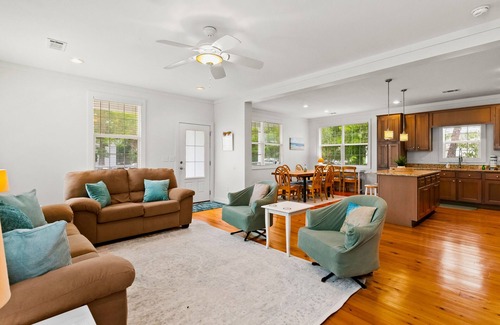 Gulfview Heights Casa | Amazing home - walk to beach & eateries - central AC, firepit, private W/D