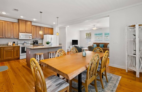 Gulfview Heights Casa | Amazing home - walk to beach & eateries - central AC, firepit, private W/D