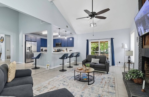 North San Antonio - SAT Casa | Amazing home with Pool, Jacuzzi, Fire Pit, near Airport, Sea World & River Walk
