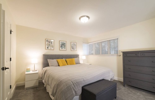 Harters Heights Casa | Amazing house 1 block from ND- sleeps 13