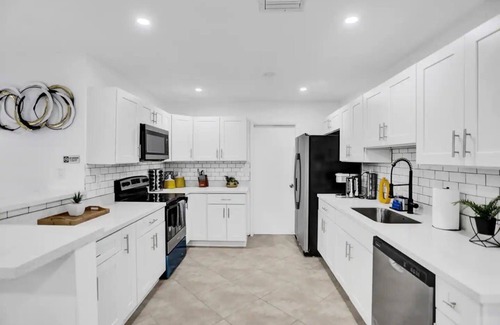 Ives Estates Casa | Amazing House Pool/Grill/Beach 15 min
