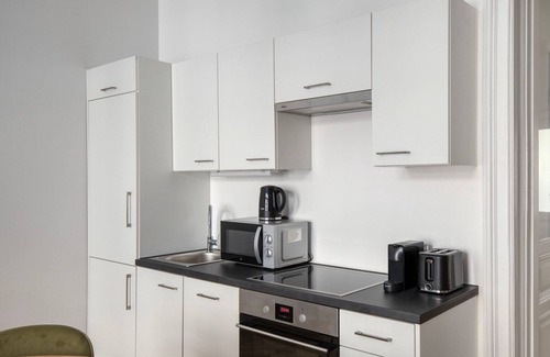 Altlerchenfeld Apartamento | Amazing Josefstadt 2BR w/ Elevator, nr Shops & Dining, by Blueground