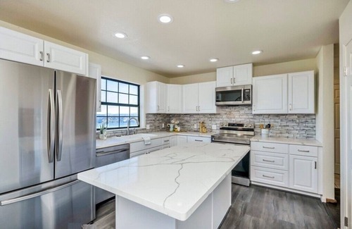 Kelseyville Casa | Amazing Lake View Home w Pool table Ping-Pong BBQ Deck, Watch Sunset