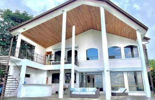 Nuevo Arenal Casa | Amazing Lake View on 1 Acre. Canopy, Hot Springs & La Fortuna 35-55min drive