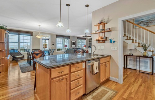 North Shore Casa | Amazing Lake Views and Close to Everything!