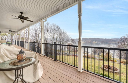North Shore Casa | Amazing Lake Views and Close to Everything!