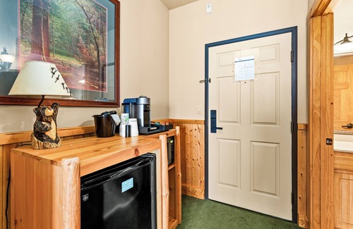 Two Harbors Apartamento | Amazing Lake Views, Studio, 2 Queen Beds & Pools