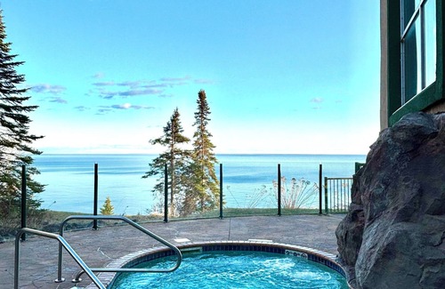 Two Harbors Apartamento | Amazing Lake Views, Studio, 2 Queen Beds & Pools