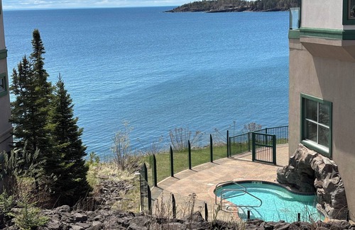 Two Harbors Apartamento | Amazing Lake Views, Studio, 2 Queen Beds & Pools