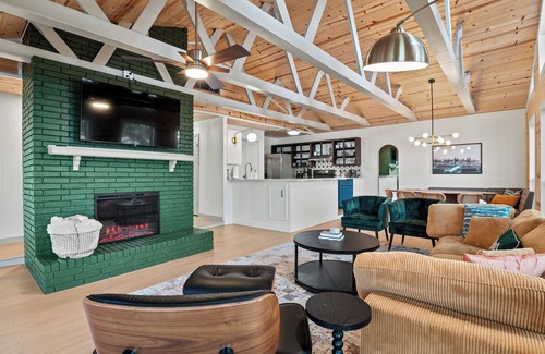Gober Casa | Amazing Lakefront Fun, Game Night, Views on Deck