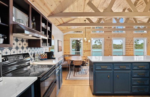 Gober Casa | Amazing Lakefront Fun, Game Night, Views on Deck