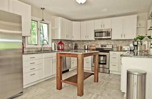 North Newport News Casa | Amazing Lakefront Beauty—Long term renters are welcome!