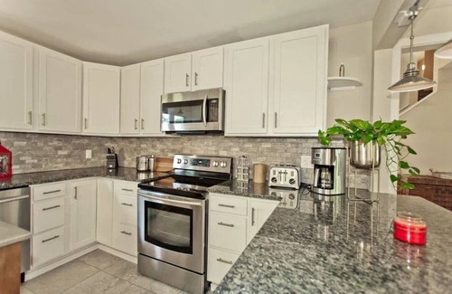 North Newport News Casa | Amazing Lakefront Beauty—Long term renters are welcome!