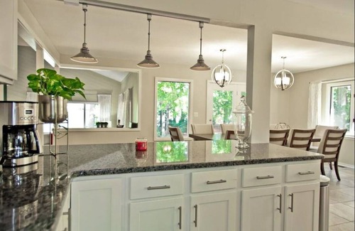 North Newport News Casa | Amazing Lakefront Beauty—Long term renters are welcome!