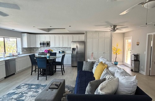 Lakeland Village Casa | Amazing, Lakeside Pickleball Retreat with 2 courts swim spa & outdoor kitchen