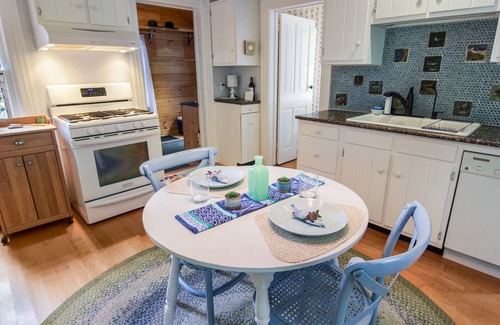 Leland Casa | Encantadora casa de campo en el corazón de Leland Village / ¡Nuevo listado!
