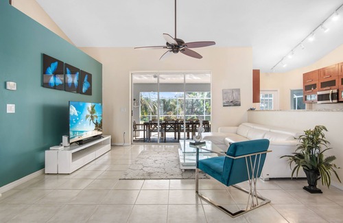 Palm River Estates Casa | /\ Amazing Location/\ 10 mins away from beach and Mercato/ New Diamond in Naples