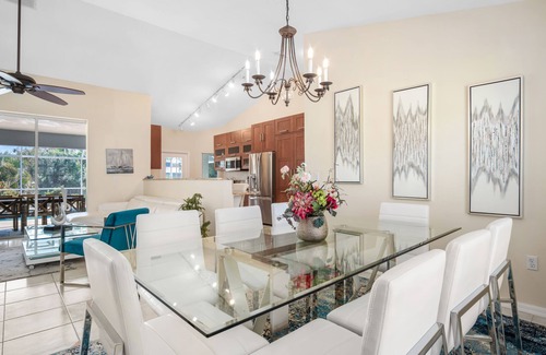 Palm River Estates Casa | /\ Amazing Location/\ 10 mins away from beach and Mercato/ New Diamond in Naples