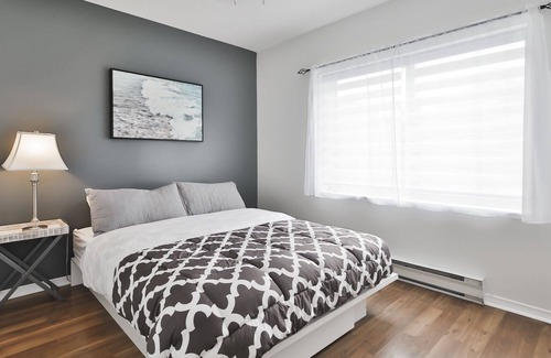 Cote-Saint-Paul Casa | Amazing Location - Giant Patio - 8 bedrooms (4.9* airbnb)