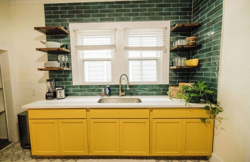 San Jacinto Casa | Amazing Location - Hot Tub -Walkable to beach - 2 Kitchens/2 King Bedrooms!