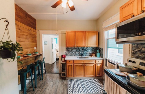 San Jacinto Casa | Amazing Location - Hot Tub -Walkable to beach - 2 Kitchens/2 King Bedrooms!